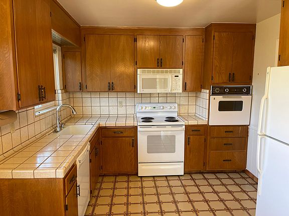 5th image of 586 Cedar Ave