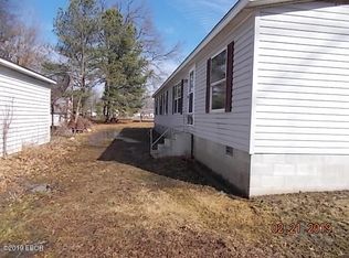 626 W 4th St, Flora, IL 62839