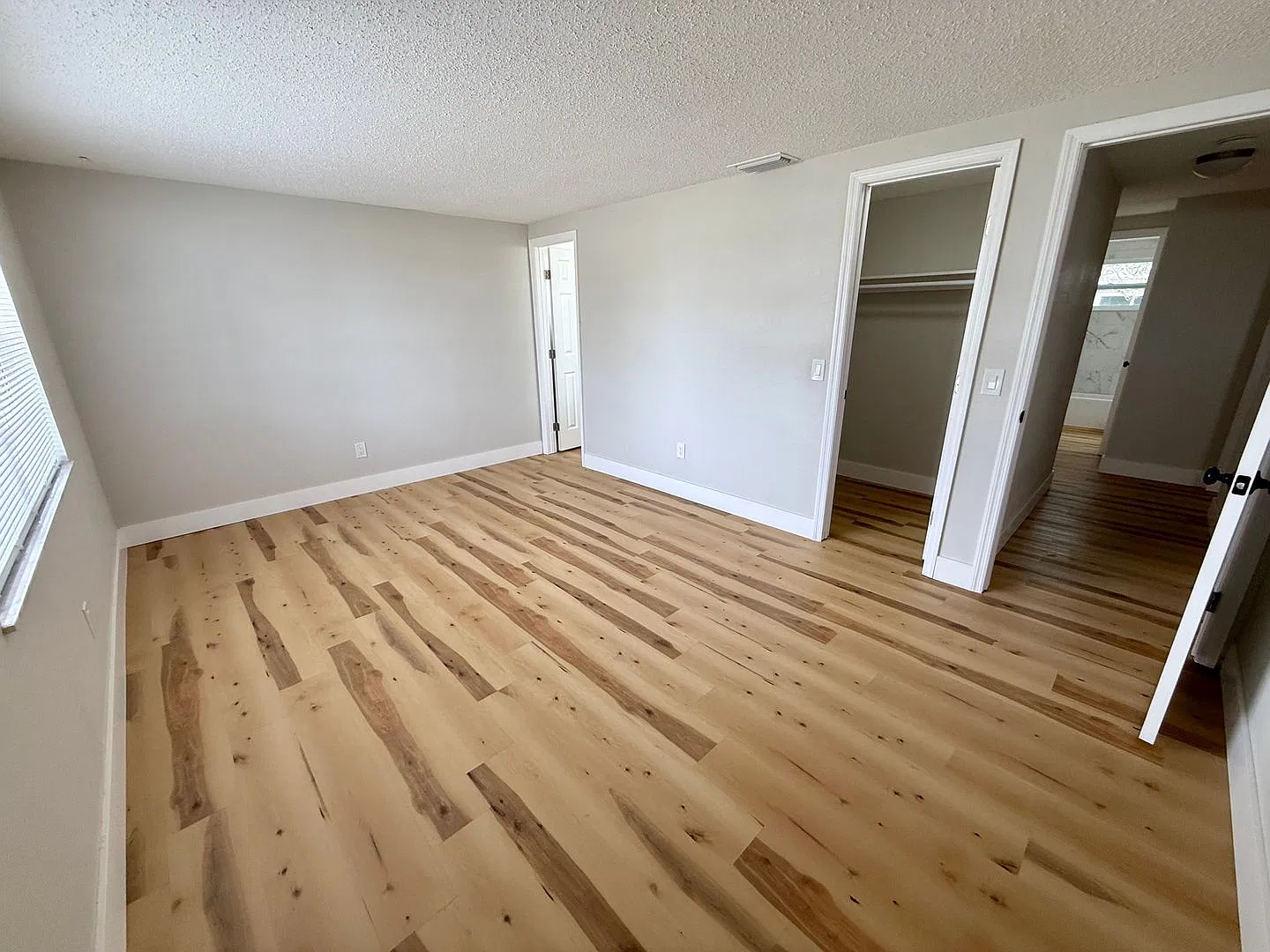 Beautifully Updated 2/2 Home Available! — Photo 3