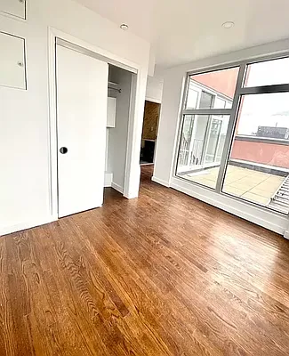 Rented by Current Real Estate Advisors | media 14