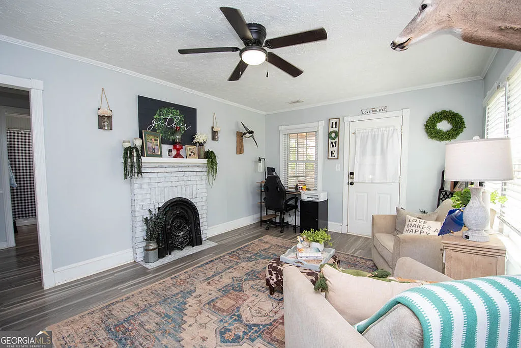 2 bed, 1.0 bath, 1241 sqft, $1,495 — Photo 2