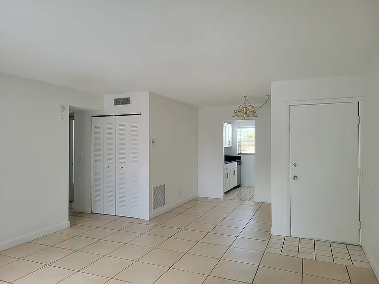 Executive House Apartments — Photo 14
