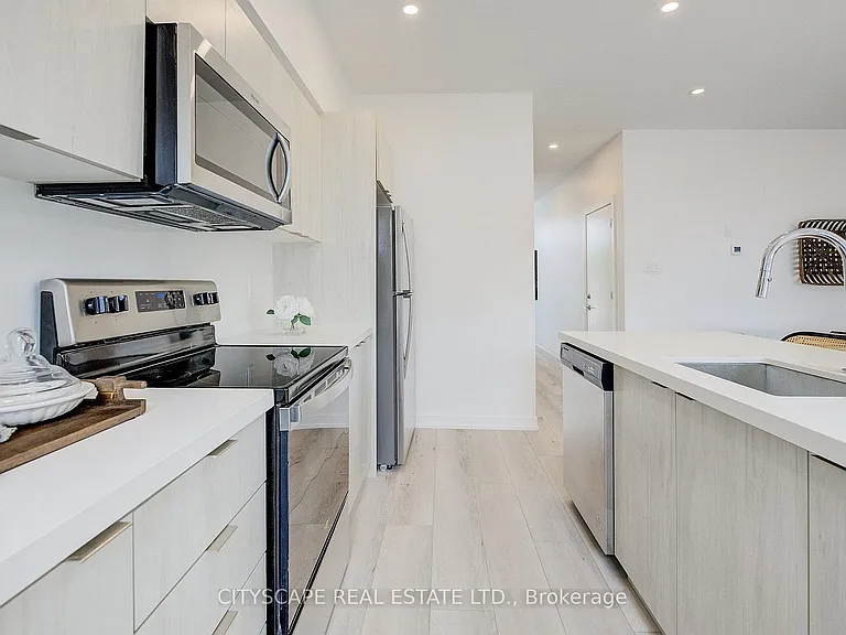 416 Dundas St S #13 — Photo 24