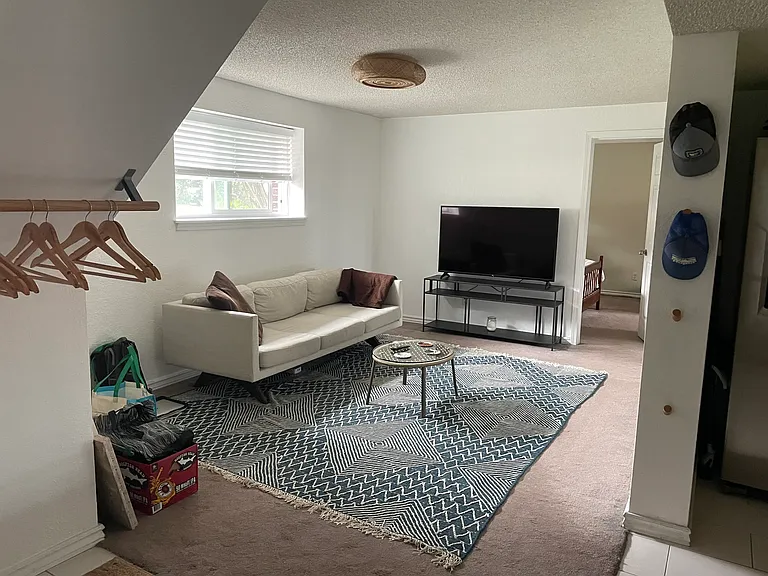 976 W Willow St — Photo 1