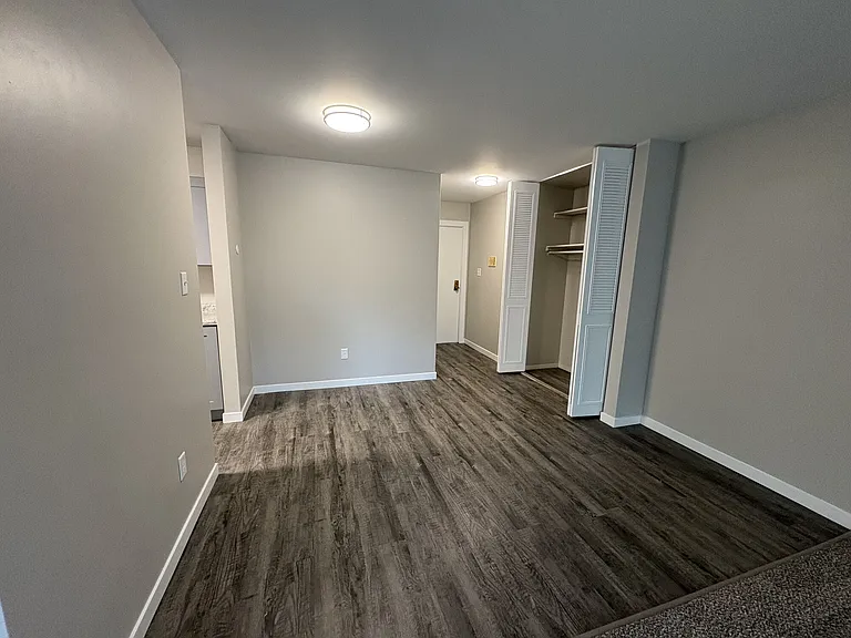 Broadway Crossing Apartments — Photo 12