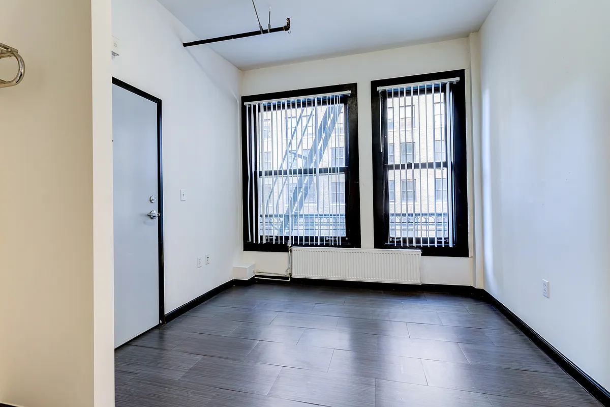 Building Photo - 423 W 8th St #103