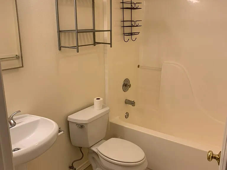 6410 1/2 Phinney Ave N #A — Photo 6