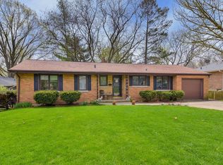 995 Oxford Rd, Glen Ellyn, IL 60137