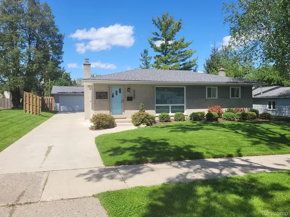 730 Panorama Dr, Milford, MI 48381