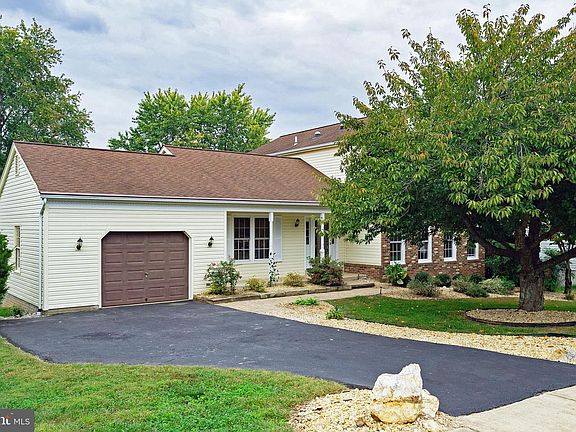 3rd image of 15214 Bicentennial Ct