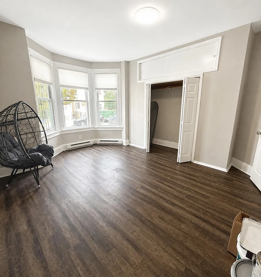 3 bed, 1000 sqft, $2,400 — Photo 2