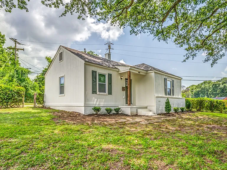 405 W Brooks Rd — Photo 22