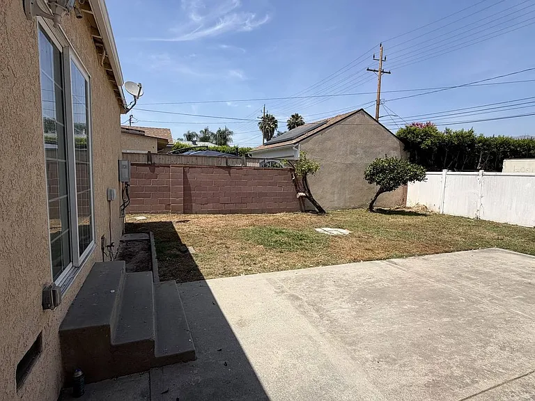 1104 N Frederic St — Photo 40