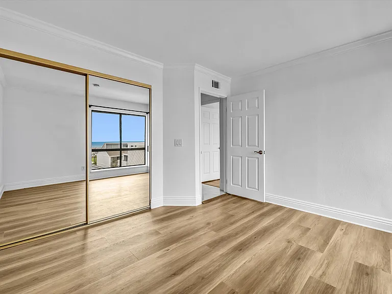 305 Columbia St — Photo 18