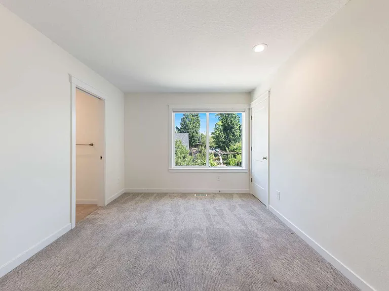 210 NE Ford St — Photo 28