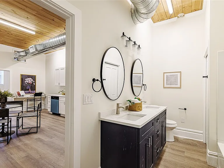 421 University Ave — Photo 12