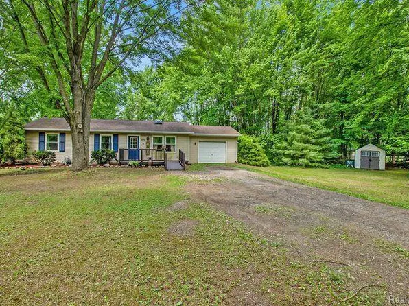 8696 Sargent Rd, Fowlerville, MI 48836