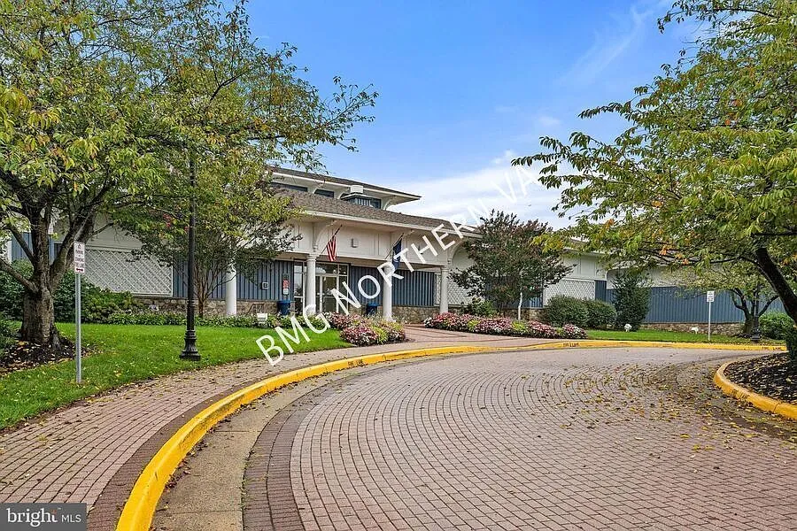 Spacious And Charming 2 BR 2 BA Condo In Much Sought After Ashburn Village — Photo 3