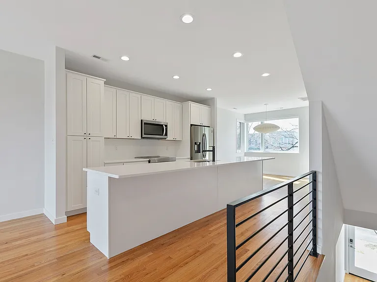 1310 W Clay St — Photo 6