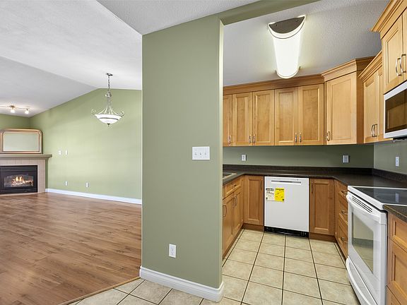 4th image of 683 Victoria St #407