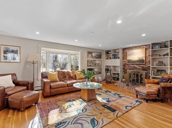 8 Honeysuckle Rd, South Hamilton, MA 01982