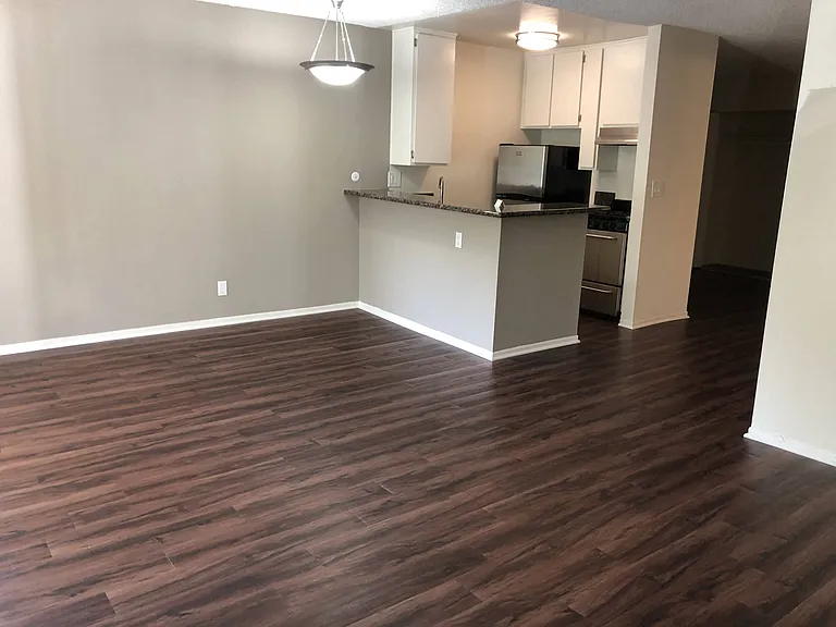 Versailles on the Lake Apartments — Photo 80