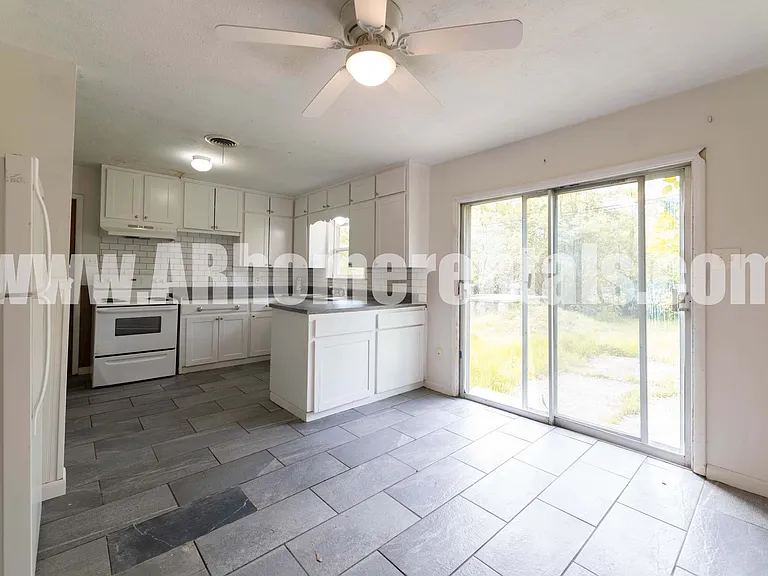 421 Angus St — Photo 3