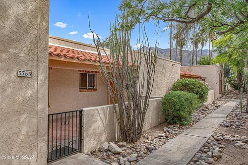 5755 N Camino Esplendora Photo 1