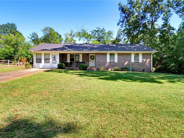 420 Kelly Dr, Eutaw, AL 35462
