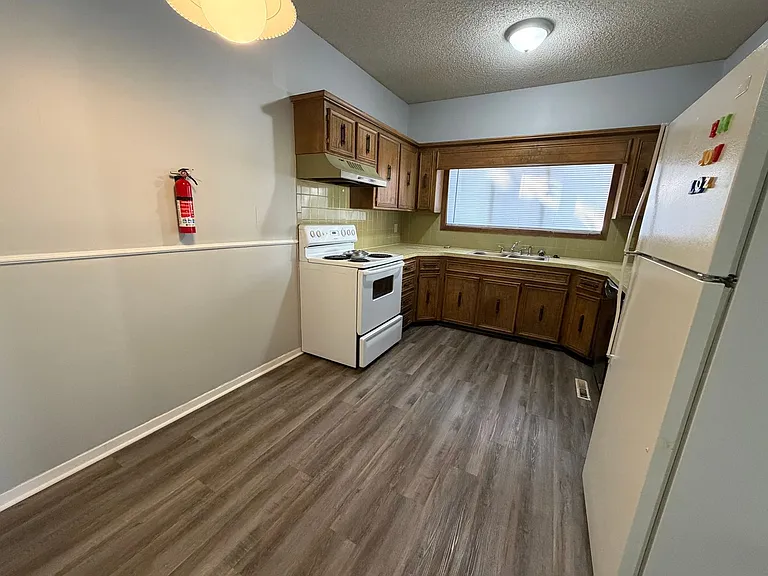 2266 S White Oak Dr — Photo 3