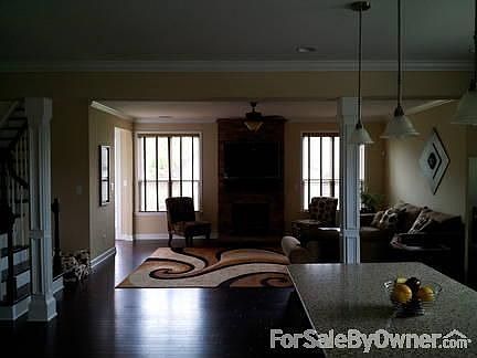 5th image of 11323 Warfield Ave