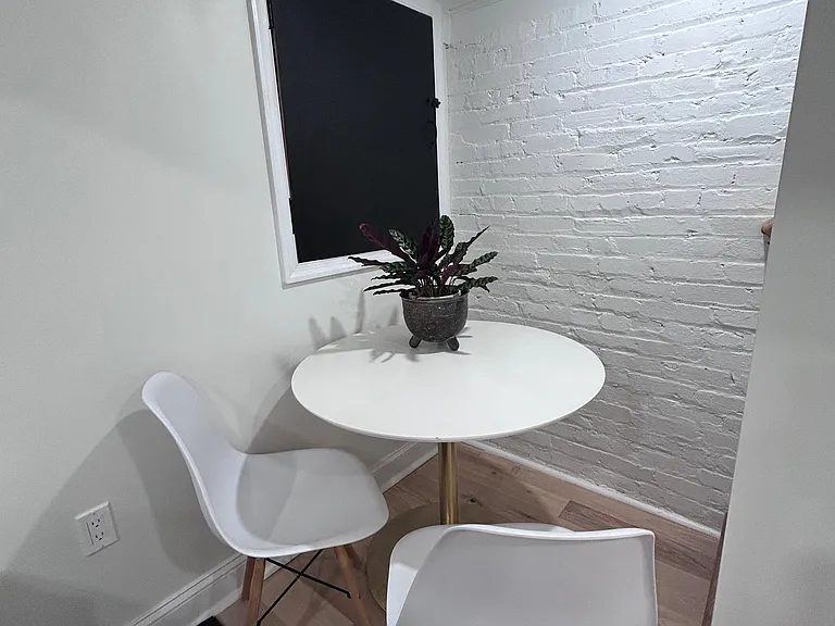 152 W St NW — Photo 4
