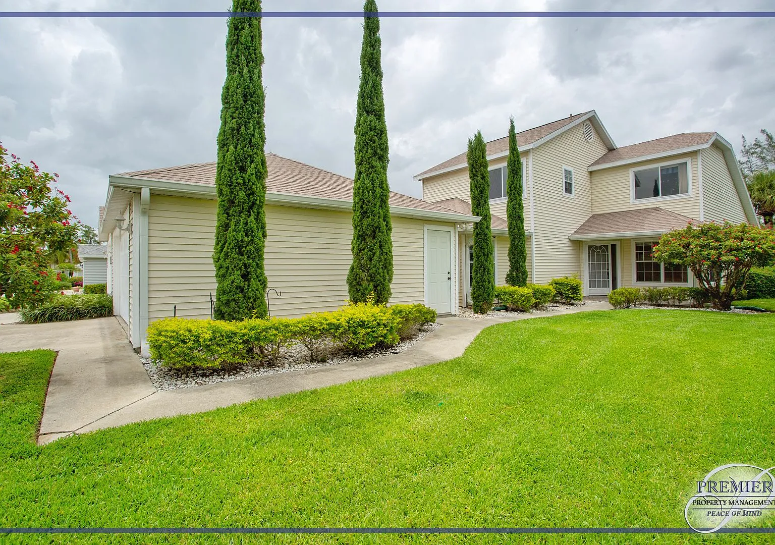 Great Location 3/2.5 Townhouse**2 Car Garage Quiet And Low Density Communuty — Photo 3