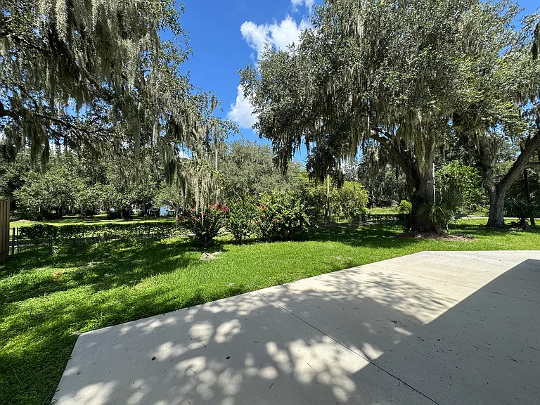 10430 Lithia Pinecrest Rd — Photo 6