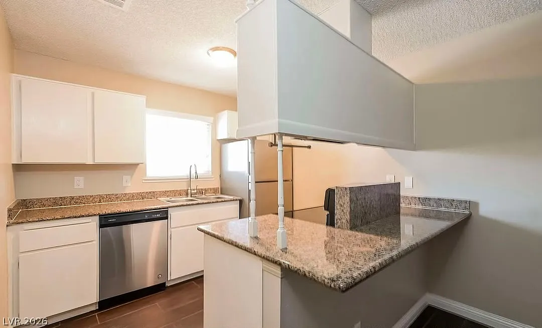 3 bed, 3.5 bath, 1134 sqft, $2,195 — Photo 2