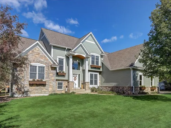 1101 Maple Dr, Hudson, WI 54016