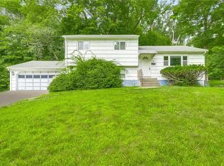 4 Hidden Glen Ln, Airmont, NY 10952