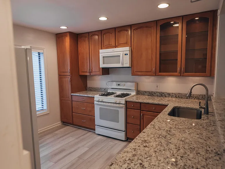 2218 Hunters Run Dr — Photo 10