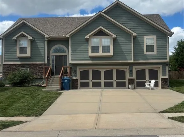 1913 White Tail Ln, Liberty, MO 64068