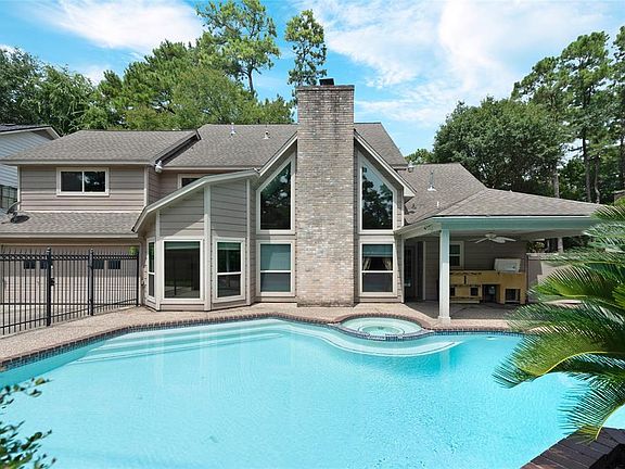 Fenced pool, covered back patio, pool and spa!