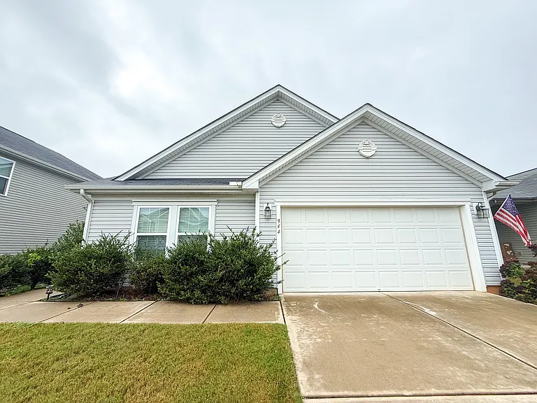 944 Avondale Dr — Photo 2