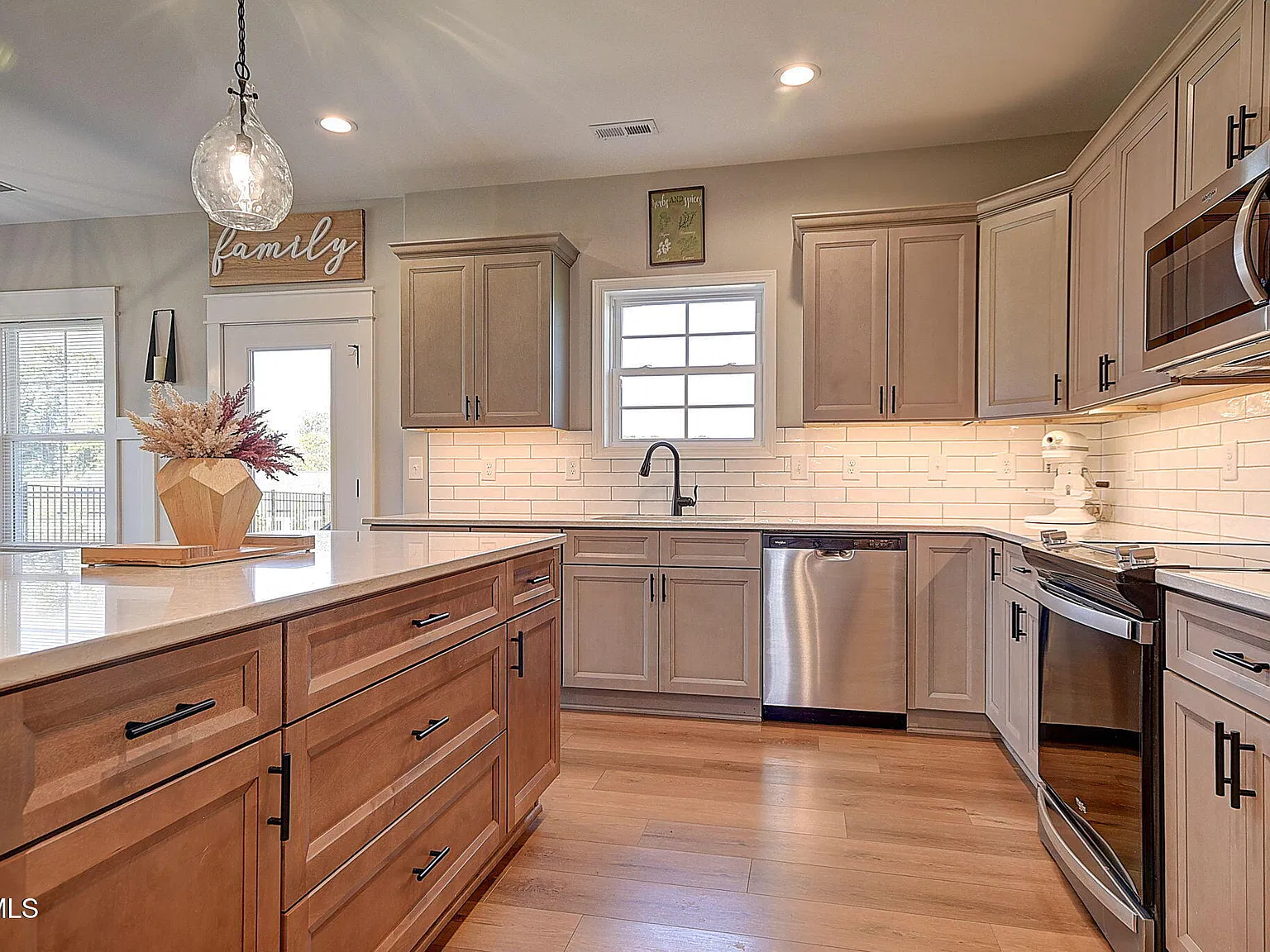 4 bed, 2544 sqft, $3,900 — Photo 4
