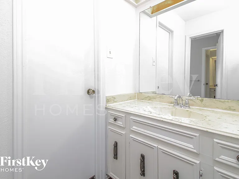 1113 Wood Creek Cir — Photo 13