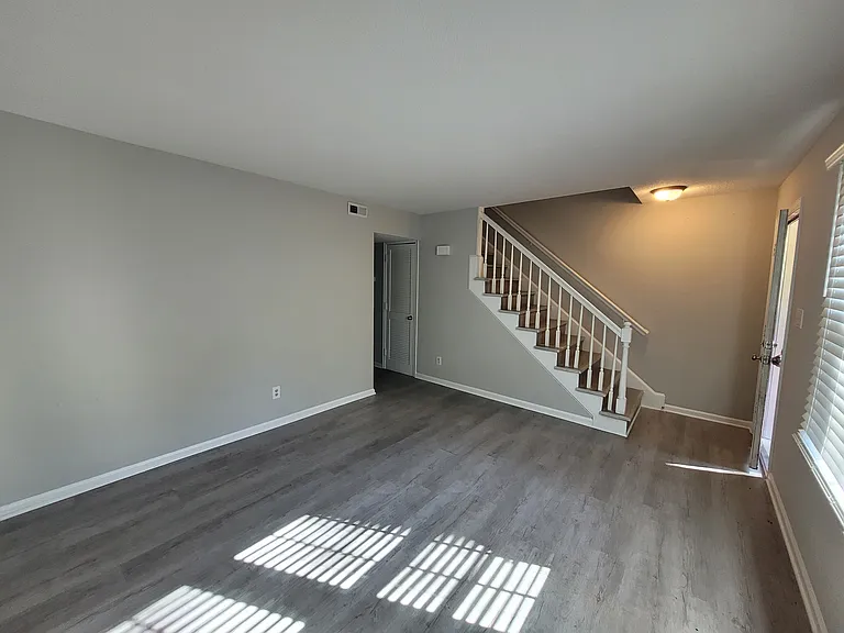 920 Jason Ct — Photo 3