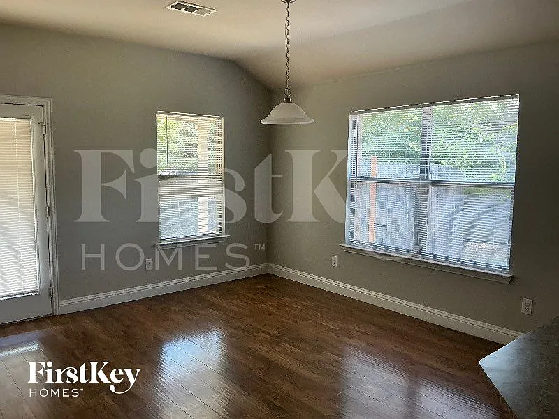3 bed, 2.0 bath, 2162 sqft, $2,260 — Photo 4