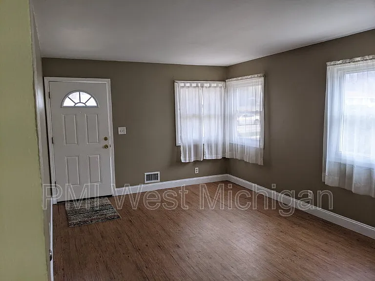 2102 36th St SW — Photo 2