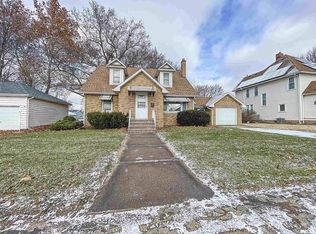 614 11th St, De Witt, IA 52742