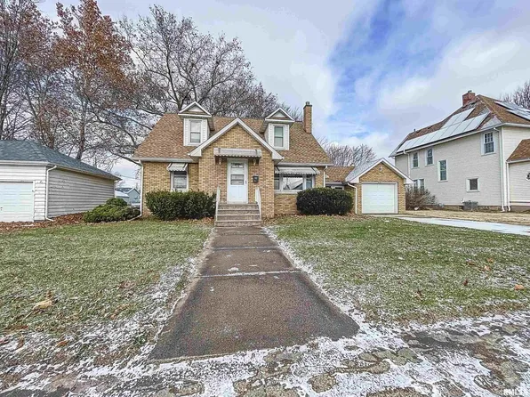614 11th St, De Witt, IA 52742