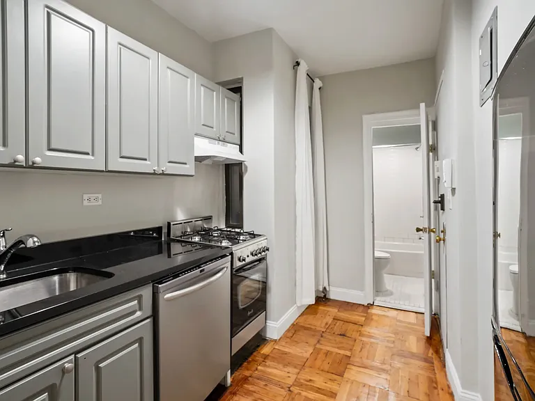715 E 5th St #3C — Photo 4