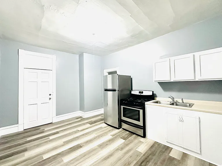 1515 E 19th St #3 — Photo 3